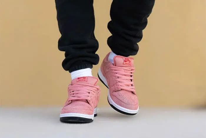 Nike SB Dunk Low ‘Pink Pig’ - đôi giày trượt hồng lồng lộn Nike SB Dunk Low ‘Pink Pig’ - đôi giày trượt hồng lồng lộn