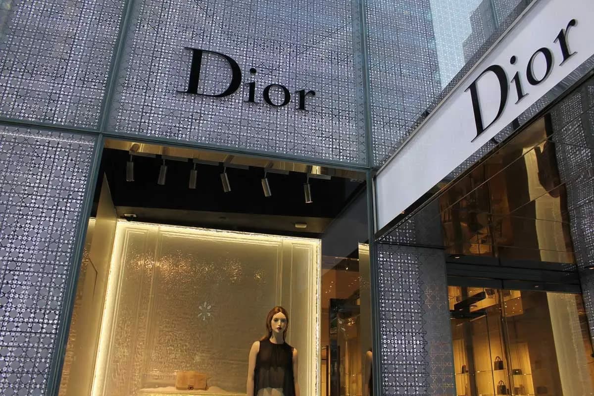 Dior giới thiệu phiên bản B30 sneaker mới được thiết kế bởi Kim Jones Dior giới thiệu phiên bản B30 sneaker mới được thiết kế bởi Kim Jones