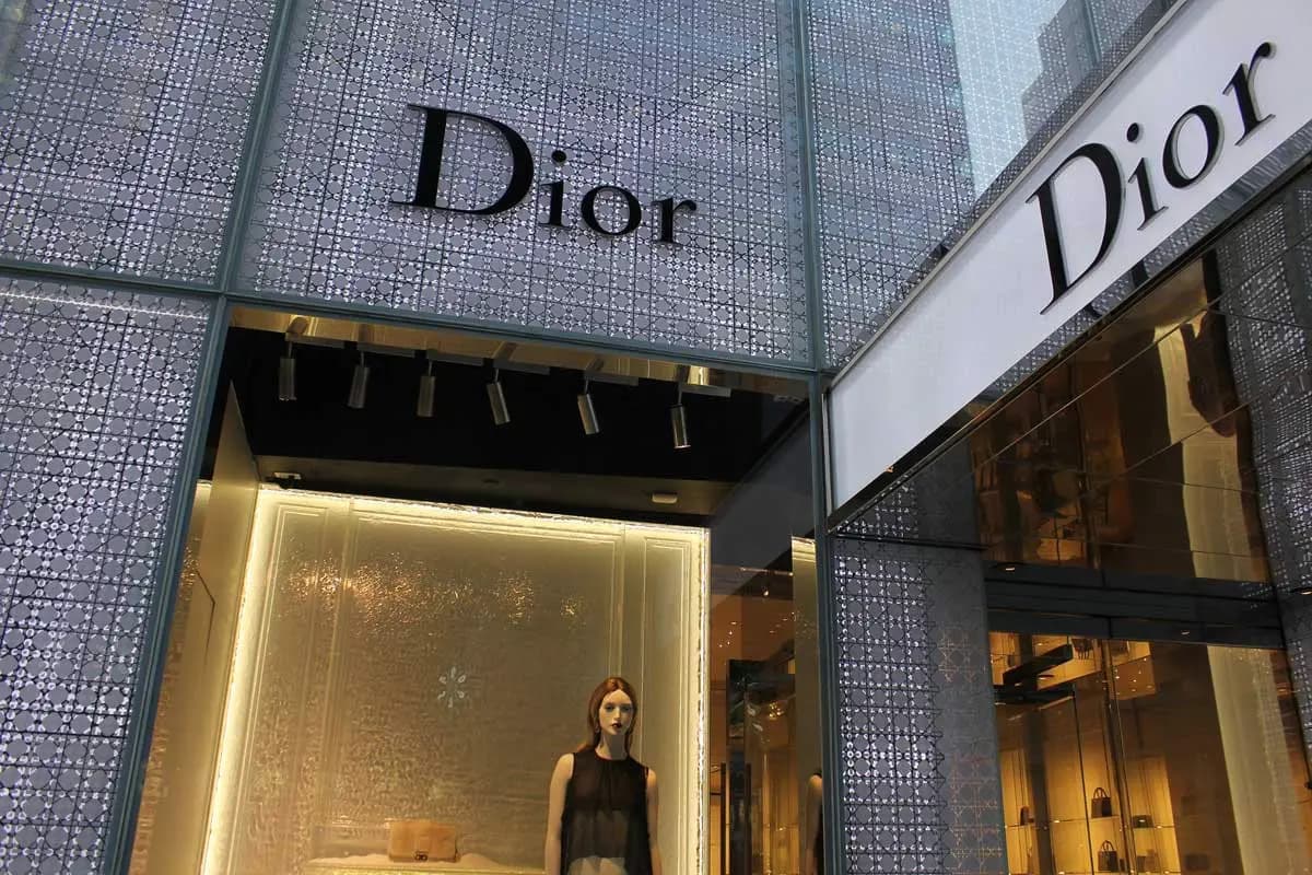 Dior cho ra mắt phiên bản B27 Low sử dụng hoạ tiết Paisley cho SS22 Dior cho ra mắt phiên bản B27 Low sử dụng hoạ tiết Paisley cho SS22