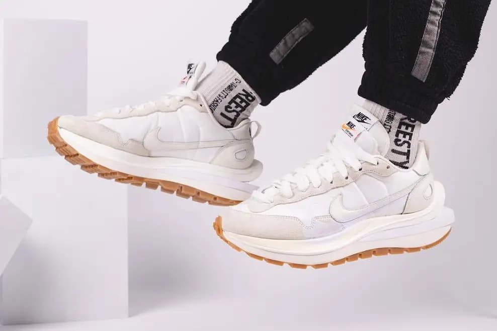 Sacai và Nike tiếp tục bắt tay nhau trong phối màu mới nhất của Vaporwaffle mang tên "Sail" Sacai và Nike tiếp tục bắt tay nhau trong phối màu mới nhất của Vaporwaffle mang tên "Sail"