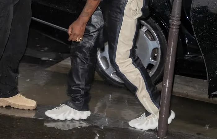 Những hình ảnh on-feet của phiên bản adidas YEEZY 450 "Cinder" Những hình ảnh on-feet của phiên bản adidas YEEZY 450 "Cinder"