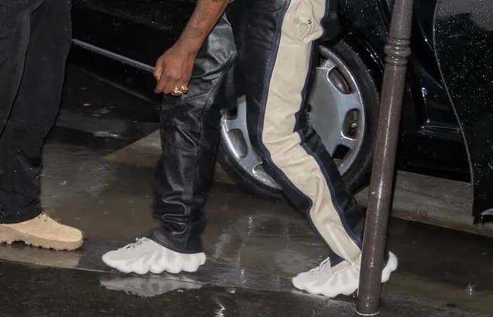 Hình ảnh on-feet của phiên bản adidas YEEZY 450 "Sulfur" Hình ảnh on-feet của phiên bản adidas YEEZY 450 "Sulfur"