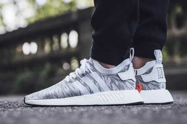 adidas NMD R2 - siêu phẩm có còn giữ được sức hút thuở ban đầu adidas NMD R2 - siêu phẩm có còn giữ được sức hút thuở ban đầu