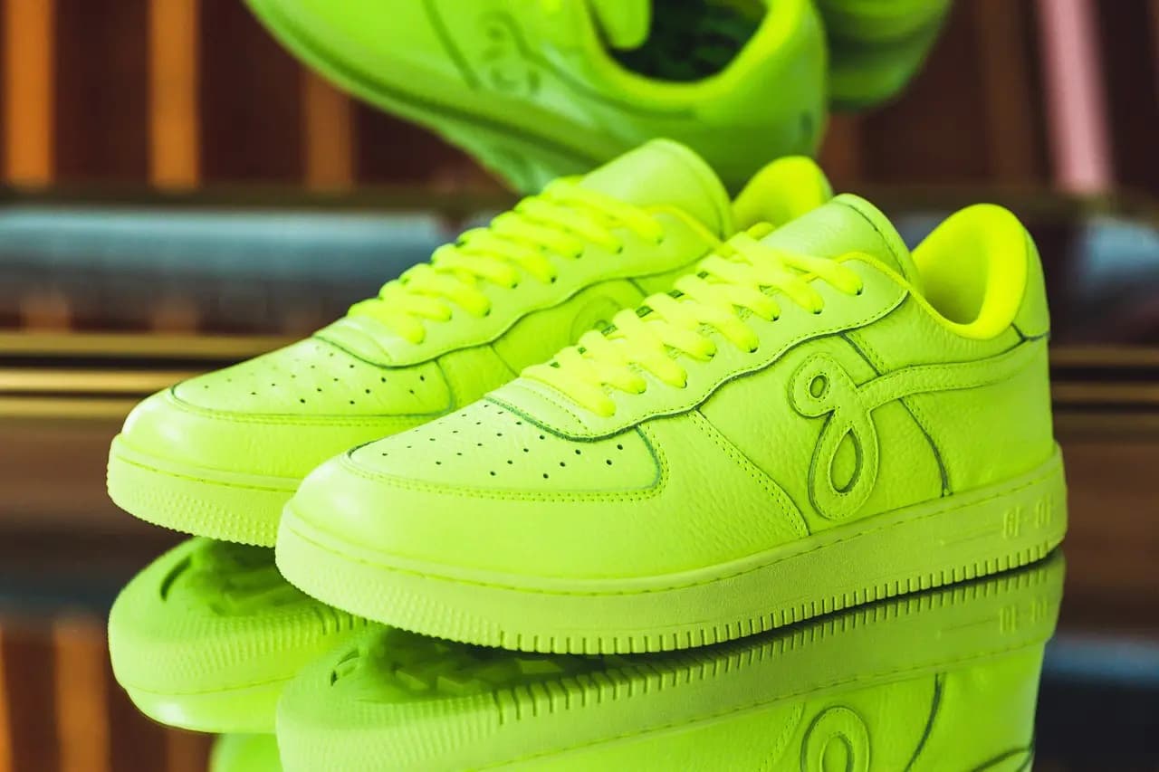 Air force 1 với thiết kế của John Geiger mang tên Vibrant GF-01 "Triple Volt" Air force 1 với thiết kế của John Geiger mang tên Vibrant GF-01 "Triple Volt"