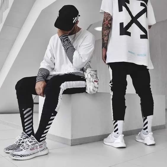 Khi Kanye West thực hiện lời hứa "Yeezy for Everyone"? Khi Kanye West thực hiện lời hứa "Yeezy for Everyone"?