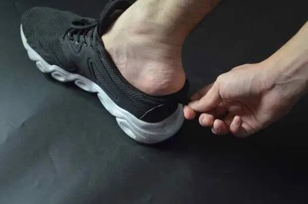 3 sự thật bất ngờ về mẩu dây phía sau gót giày sneaker 3 sự thật bất ngờ về mẩu dây phía sau gót giày sneaker