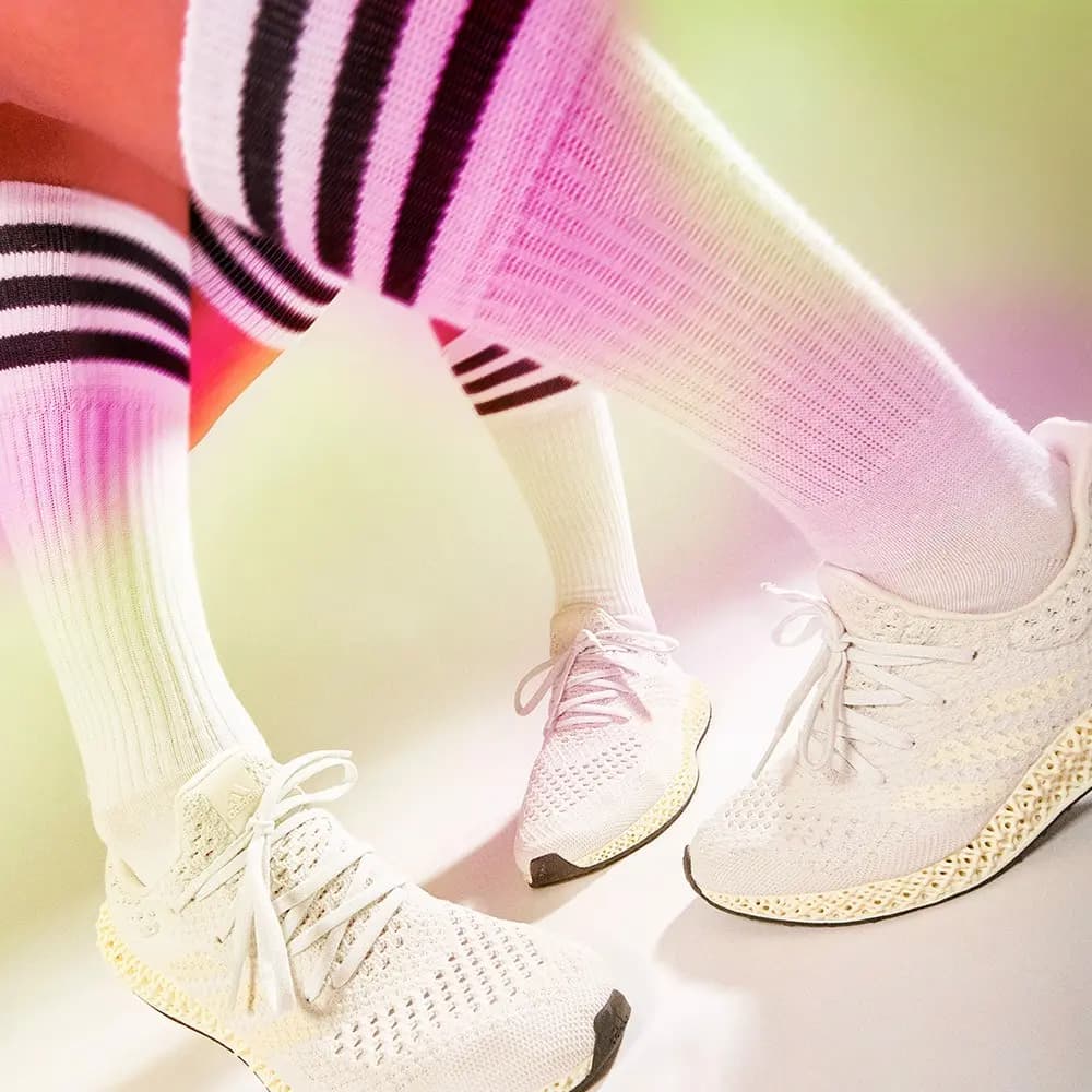 Giày sneaker đến từ tương lai để cách mạng hóa thời trang của hiện tại Giày sneaker đến từ tương lai để cách mạng hóa thời trang của hiện tại