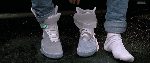 Giày pha lê của Lọ Lem và 10 mẫu Sneaker cực kì nổi tiếng trong phim ảnh Giày pha lê của Lọ Lem và 10 mẫu Sneaker cực kì nổi tiếng trong phim ảnh