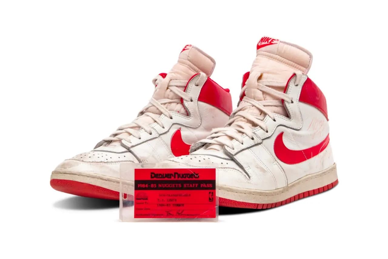 Game-Worn Air Ship của Micheal Jordan được bán với giá 1,47 triệu USD Game-Worn Air Ship của Micheal Jordan được bán với giá 1,47 triệu USD