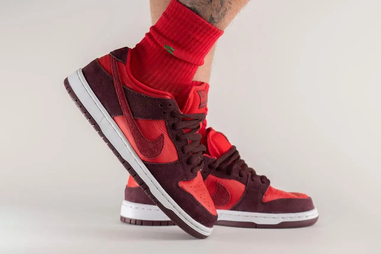 Cảm nhận "50 sắc thái của màu đỏ" trên Nike SB Dunk Low "Cherry" Cảm nhận "50 sắc thái của màu đỏ" trên Nike SB Dunk Low "Cherry"