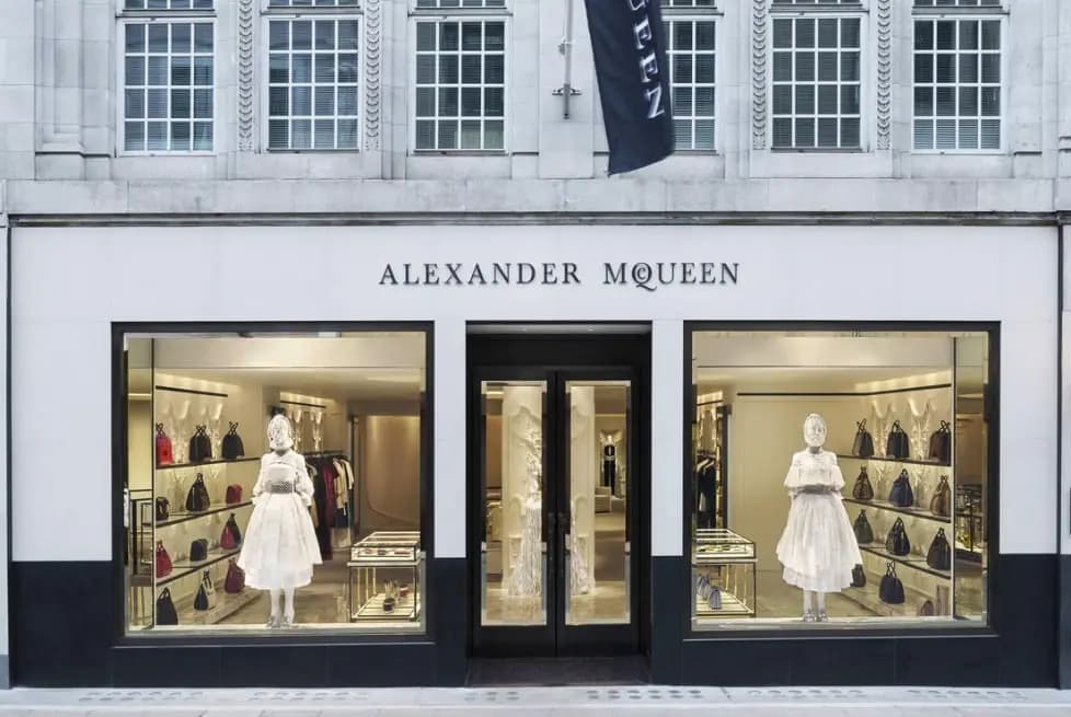 Lịch sử Alexander McQueen - Từ bóng tối vươn tới ánh sáng của thời trang Lịch sử Alexander McQueen - Từ bóng tối vươn tới ánh sáng của thời trang