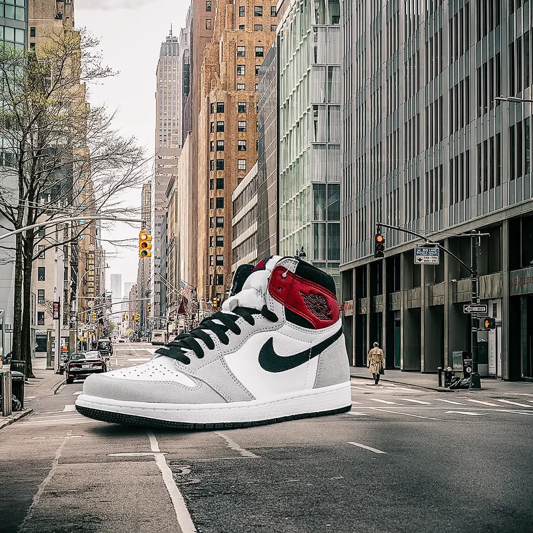 Cận cảnh đôi Air Jordan 1 OG High “Light Smoke Grey” hot nhất tháng 7 Cận cảnh đôi Air Jordan 1 OG High “Light Smoke Grey” hot nhất tháng 7