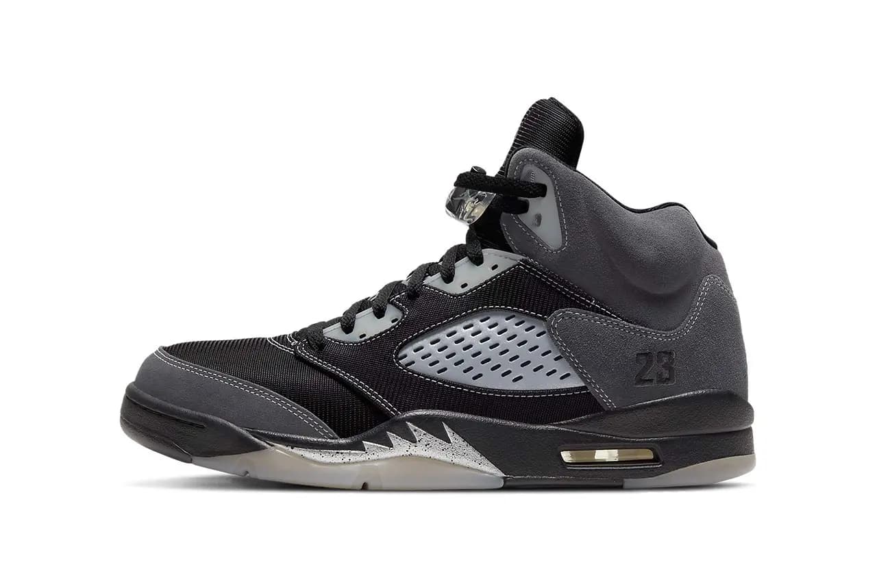 Cái nhìn cận cảnh về đôi Air Jordan 5 “Anthracite” với màu đen huyến bí Cái nhìn cận cảnh về đôi Air Jordan 5 “Anthracite” với màu đen huyến bí