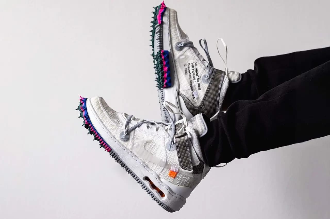 Hình ảnh chi tiết của đôi Off-White x Nike Air Force 1 Mid màu trắng Hình ảnh chi tiết của đôi Off-White x Nike Air Force 1 Mid màu trắng
