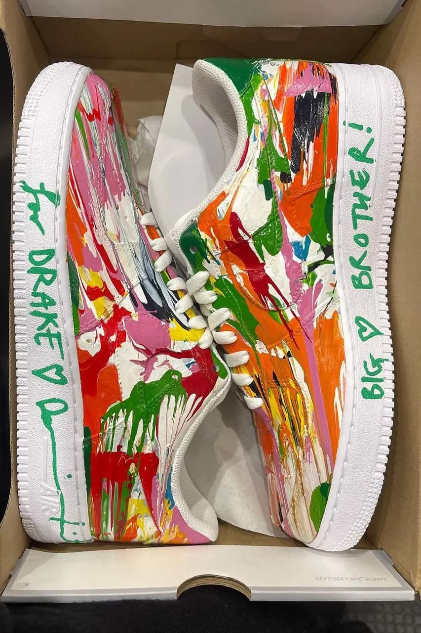 Drake nhận được đôi giày Nike Air Force 1 vẽ tay từ Damien Hirst Drake nhận được đôi giày Nike Air Force 1 vẽ tay từ Damien Hirst