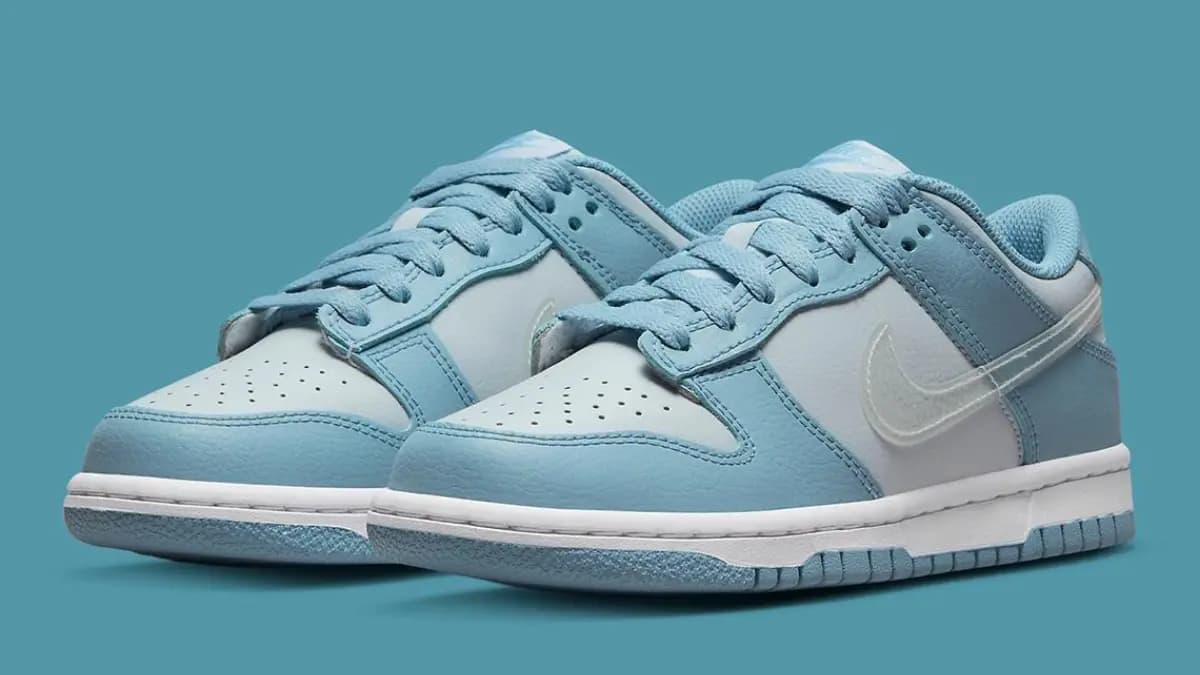 Phiên bản Nike Dunk Low màu xanh lam sở hữu phần logo Nike Swoosh trong suốt Phiên bản Nike Dunk Low màu xanh lam sở hữu phần logo Nike Swoosh trong suốt