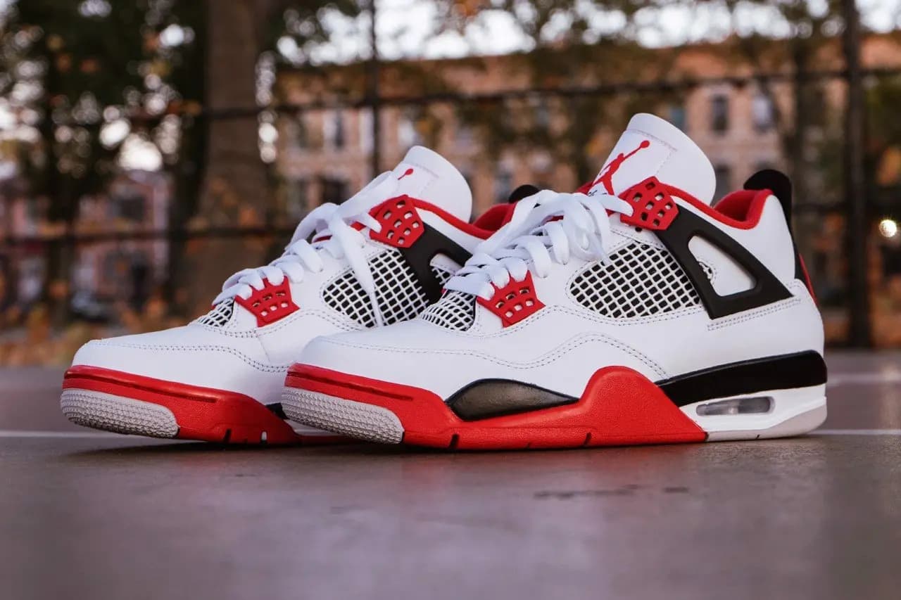 Một cái nhìn chi tiết hơn về Air Jordan 4 "Fire Red" Một cái nhìn chi tiết hơn về Air Jordan 4 "Fire Red"