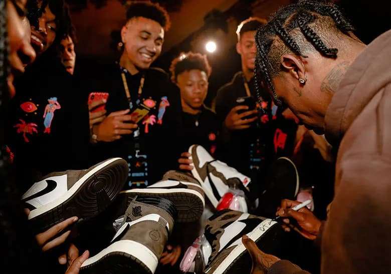 Sự trở lại của Travis Scott với bản collab Air Jordan 6 phối màu “British Khaki” Sự trở lại của Travis Scott với bản collab Air Jordan 6 phối màu “British Khaki”