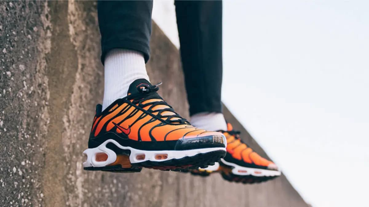Review giày: Nike Air Max Plus OG Sunset- Sự hoài niệm về thập niên 90 Review giày: Nike Air Max Plus OG Sunset- Sự hoài niệm về thập niên 90
