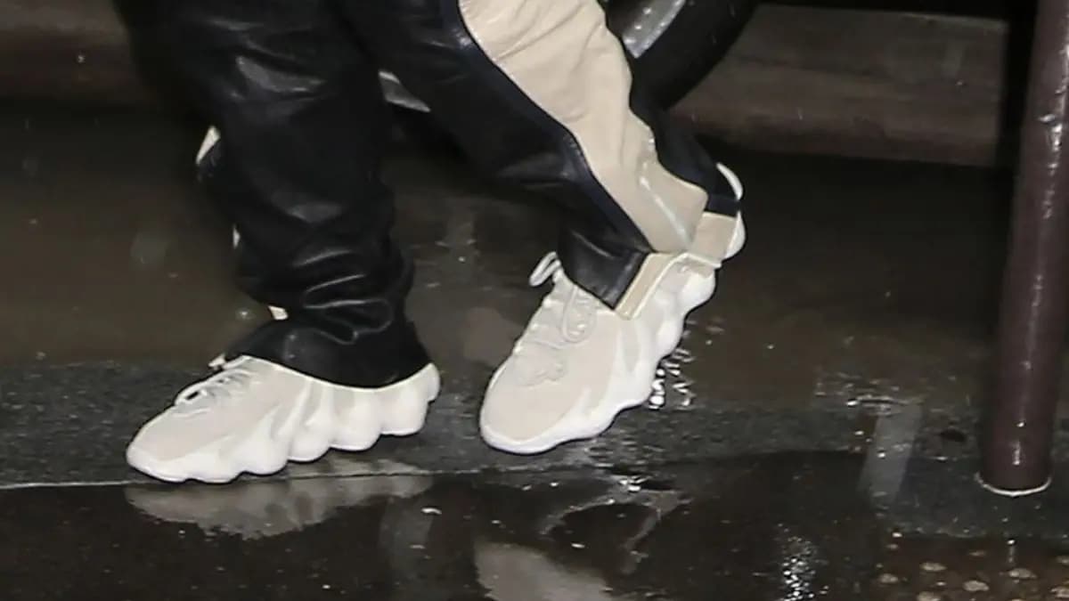 Review giày: Yeezy 450 "Cloud White"-Sáng tạo hay kì dị? Review giày: Yeezy 450 "Cloud White"-Sáng tạo hay kì dị?