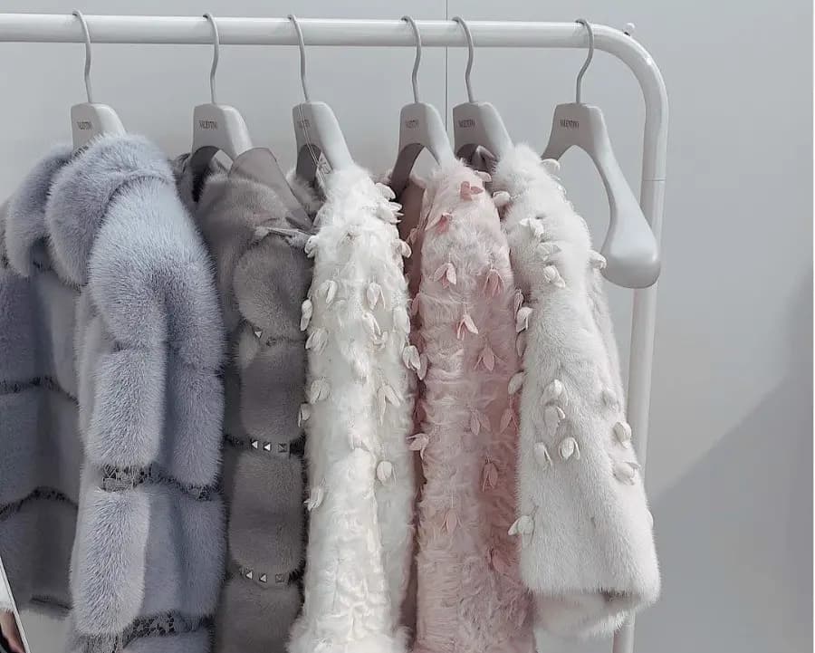 Nối gót Alexander McQueen và Gucci, Valentino "nói không" với lông thú từ 2023 Nối gót Alexander McQueen và Gucci, Valentino "nói không" với lông thú từ 2023