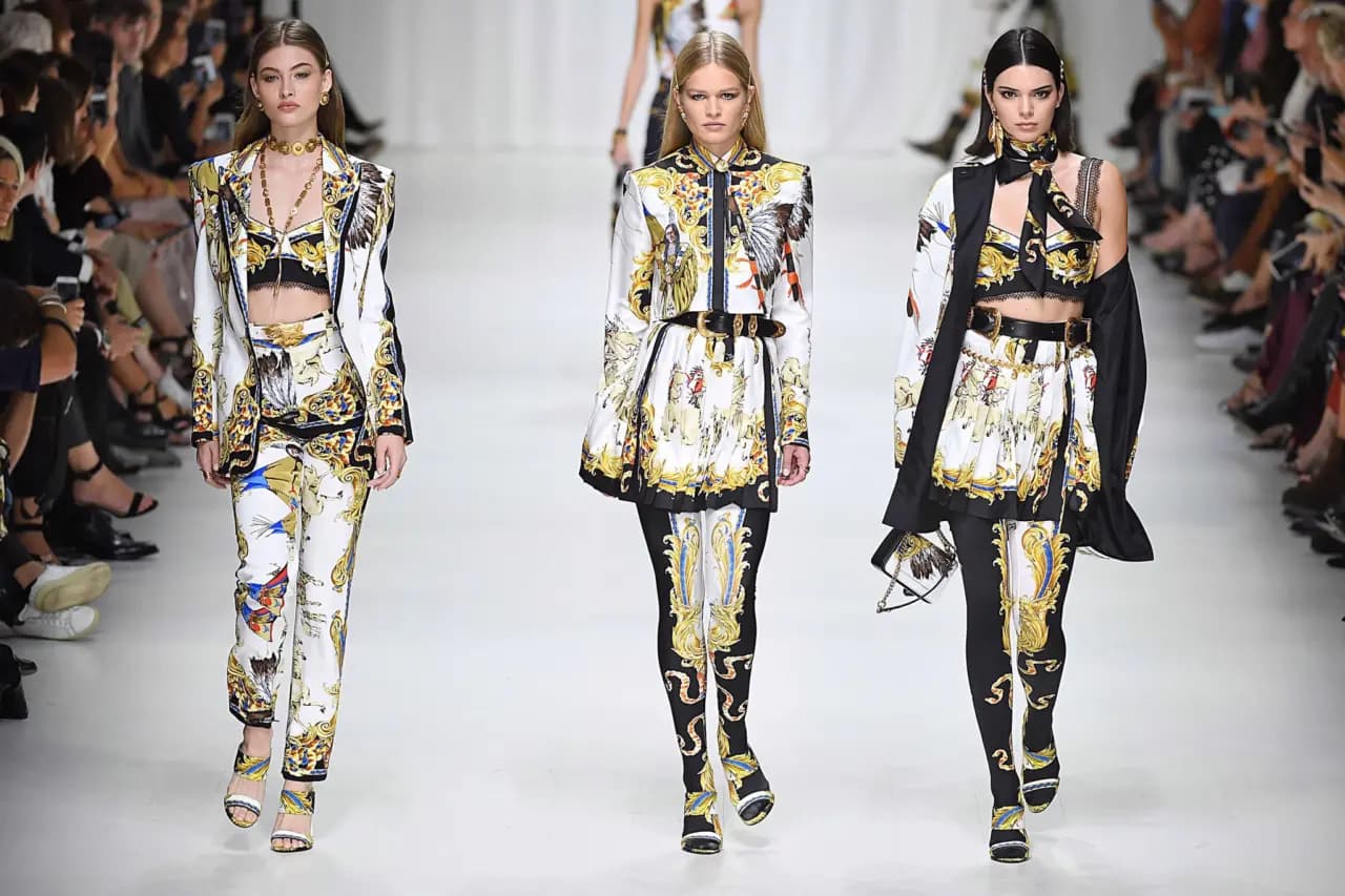Những hoạ tiết kinh điển làm nên thương hiệu của Versace Những hoạ tiết kinh điển làm nên thương hiệu của Versace