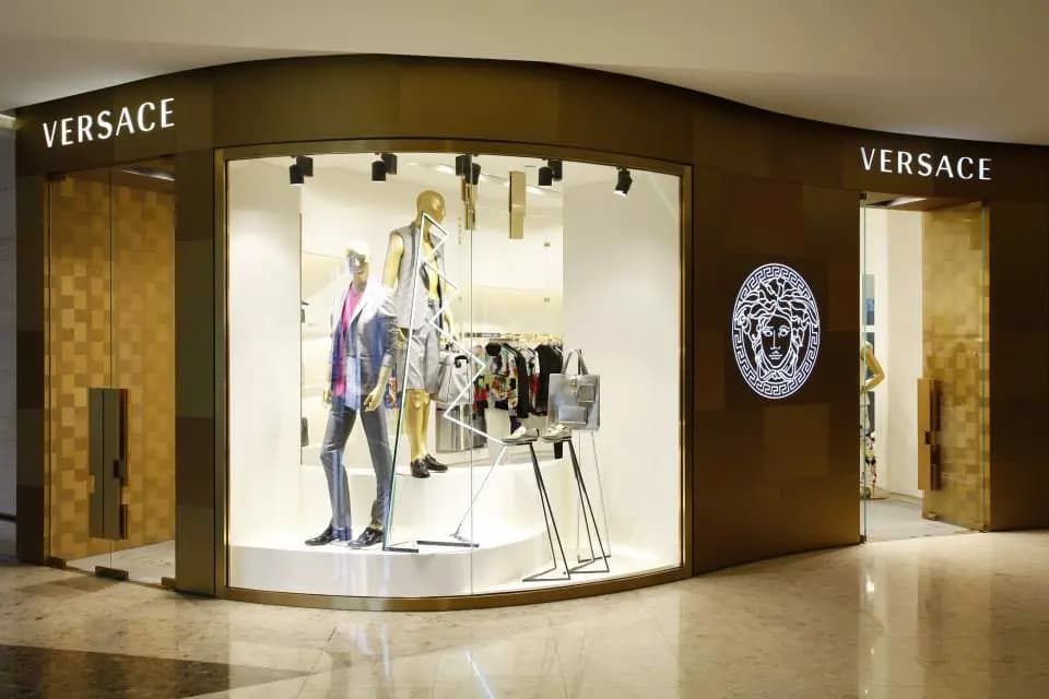 Lịch sử thương hiệu Versace - "Nữ thần Medusa" của thành Milan Lịch sử thương hiệu Versace - "Nữ thần Medusa" của thành Milan
