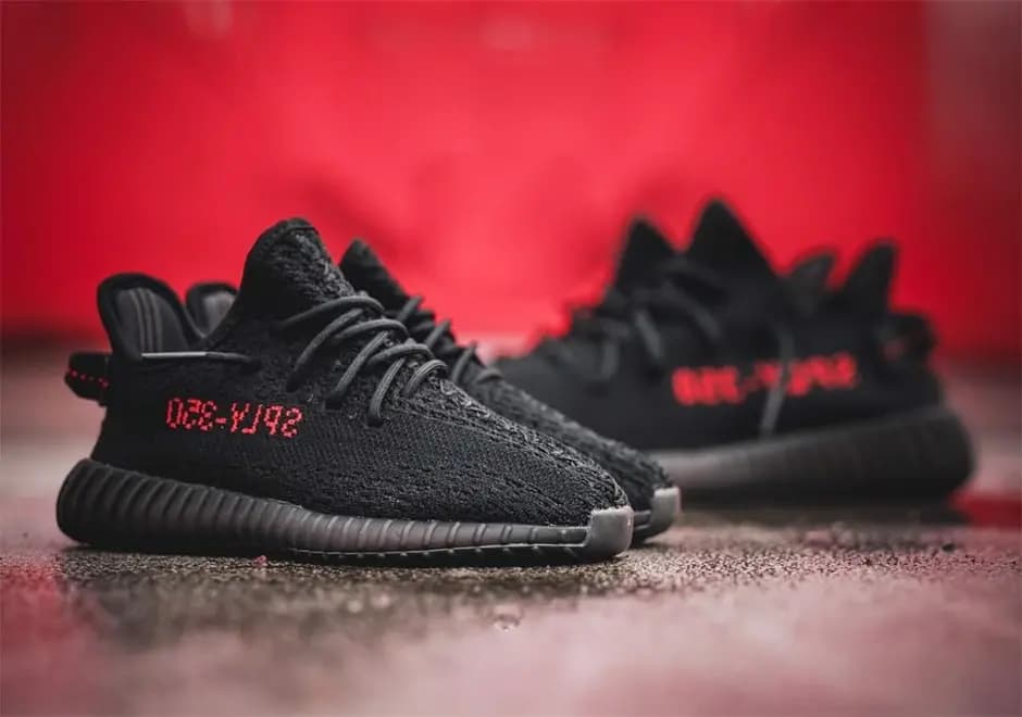 Adidas YEEZY BOOST 350 V2 "Black/ Red" sẽ tái phát hành vào tháng tới Adidas YEEZY BOOST 350 V2 "Black/ Red" sẽ tái phát hành vào tháng tới