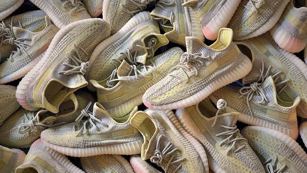 Những cái nhìn đầu tiên về Yeezy Boost 350 V2 'Israfil' Những cái nhìn đầu tiên về Yeezy Boost 350 V2 'Israfil'