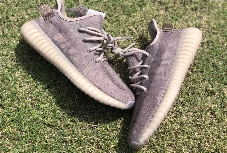 Tất tần tật những gì bạn cần biết để phân biệt Yeezy Boost 350 V2 Mono Mist real và fake Tất tần tật những gì bạn cần biết để phân biệt Yeezy Boost 350 V2 Mono Mist real và fake