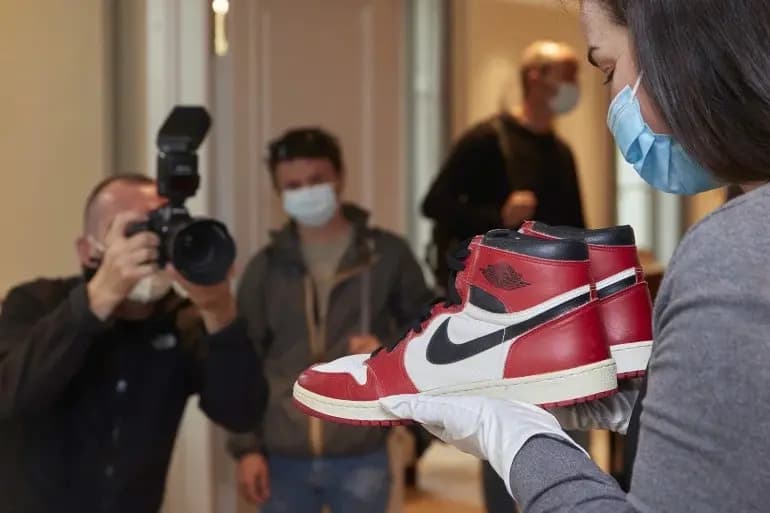 Đôi giày từng mang trên chân Michael Jordan được bán đấu giá Đôi giày từng mang trên chân Michael Jordan được bán đấu giá