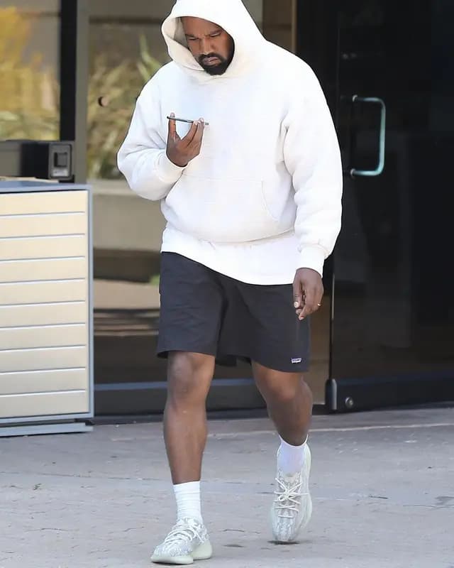 Adidas Yeezy 700 V3 “Safflower” liệu có đủ hype để quên đi câu chuyện buồn "out trình" ở nhà trắng? Adidas Yeezy 700 V3 “Safflower” liệu có đủ hype để quên đi câu chuyện buồn "out trình" ở nhà trắng?
