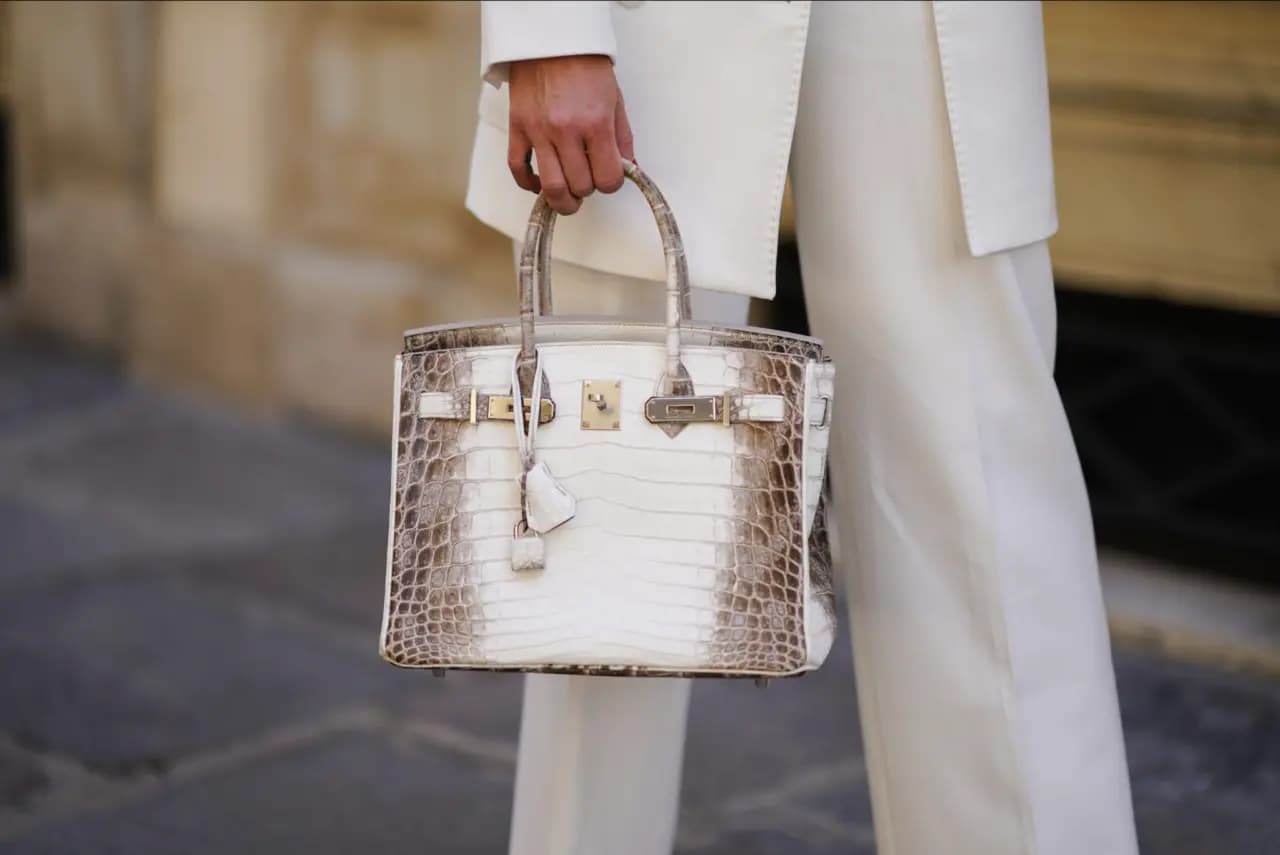 Lý giải mức giá "trên trời" của một chiếc túi Hermes Birkin Lý giải mức giá "trên trời" của một chiếc túi Hermes Birkin