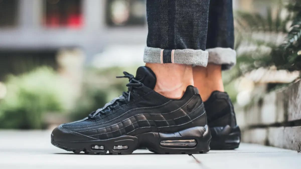 Chiêm ngưỡng các phiên bản khác nhau Nike Air Max 95 "Triple Black" Chiêm ngưỡng các phiên bản khác nhau Nike Air Max 95 "Triple Black"