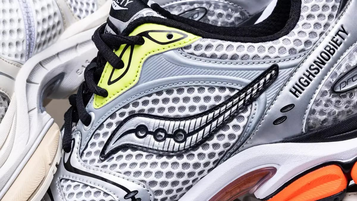 Đánh bóng vòng quay Sneaker của bạn với 12 đôi giày bạc này Đánh bóng vòng quay Sneaker của bạn với 12 đôi giày bạc này