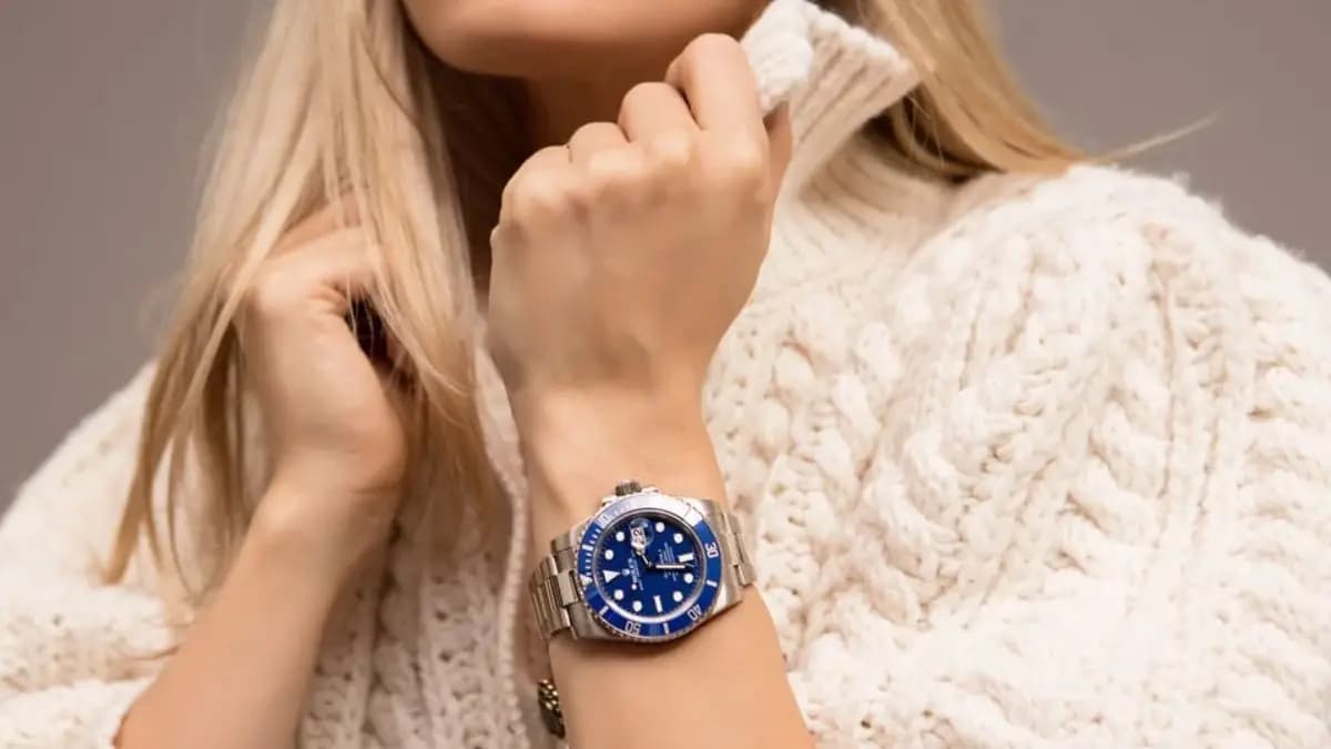 Vương miện xanh: Bên trong thế giới của Rolex Submariner Smurf Vương miện xanh: Bên trong thế giới của Rolex Submariner Smurf