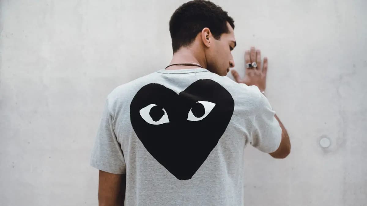 Khám phá sự sang trọng của áo phông Comme des Garçons Khám phá sự sang trọng của áo phông Comme des Garçons