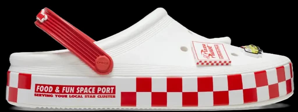 Dép Crocs Off-Court Clog x Toy Story 'Pizza Planet' 209816-100 Dép Crocs Off-Court Clog x Toy Story 'Pizza Planet' 209816-100