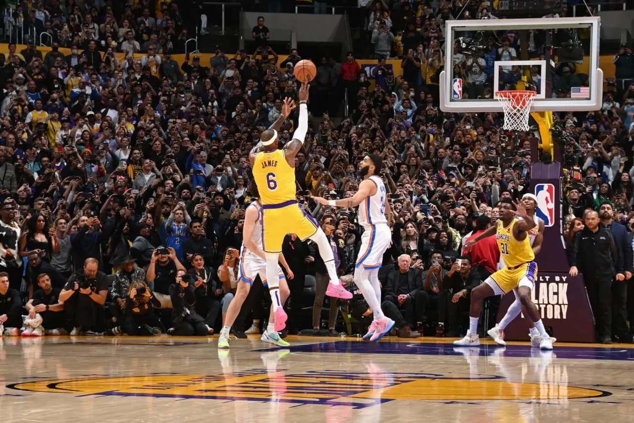 Lịch sử phát triển giày bóng rổ của LeBron James: Từ "The Chosen One" đến "King" Lịch sử phát triển giày bóng rổ của LeBron James: Từ "The Chosen One" đến "King"