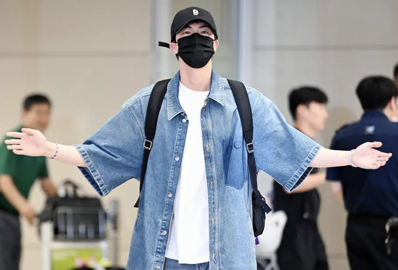 Jin (BTS) khuấy đảo sân bay Incheon với set đồ denim Gucci đẳng cấp Jin (BTS) khuấy đảo sân bay Incheon với set đồ denim Gucci đẳng cấp