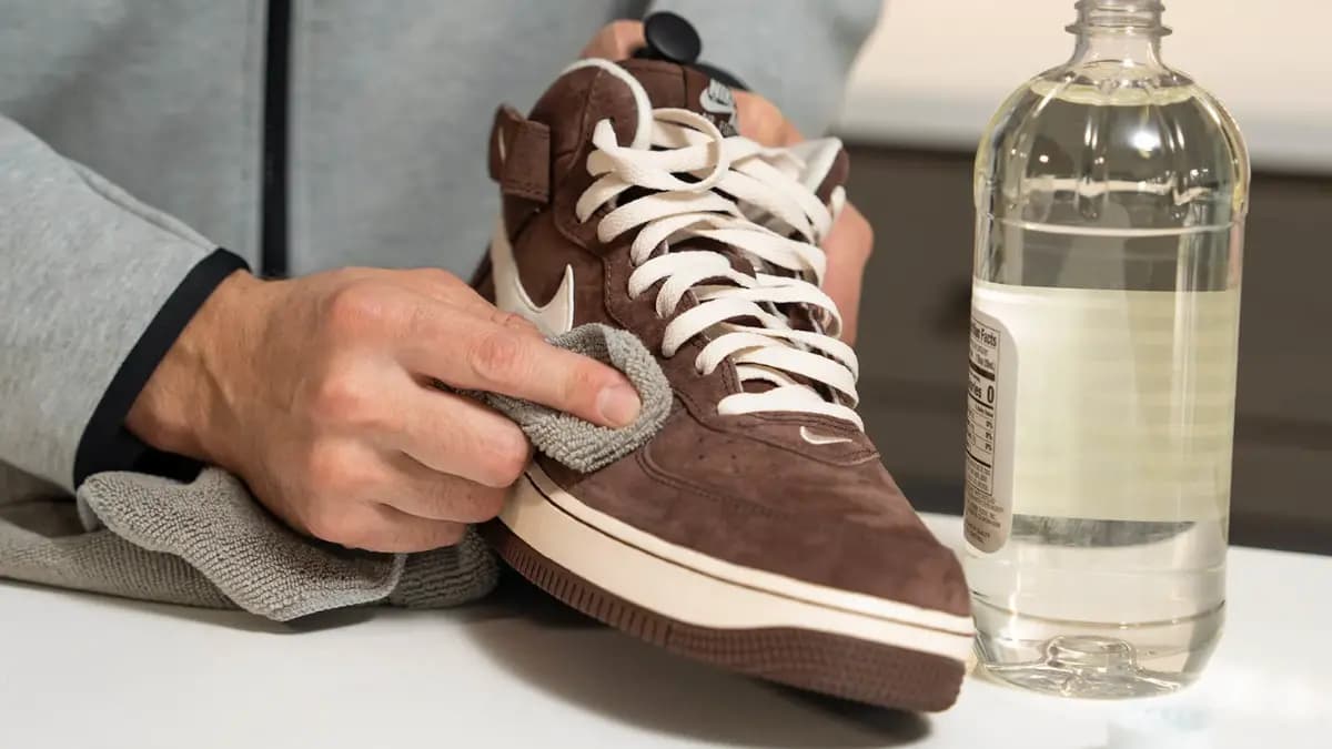 Vệ sinh giày sneaker da lộn đúng cách Vệ sinh giày sneaker da lộn đúng cách