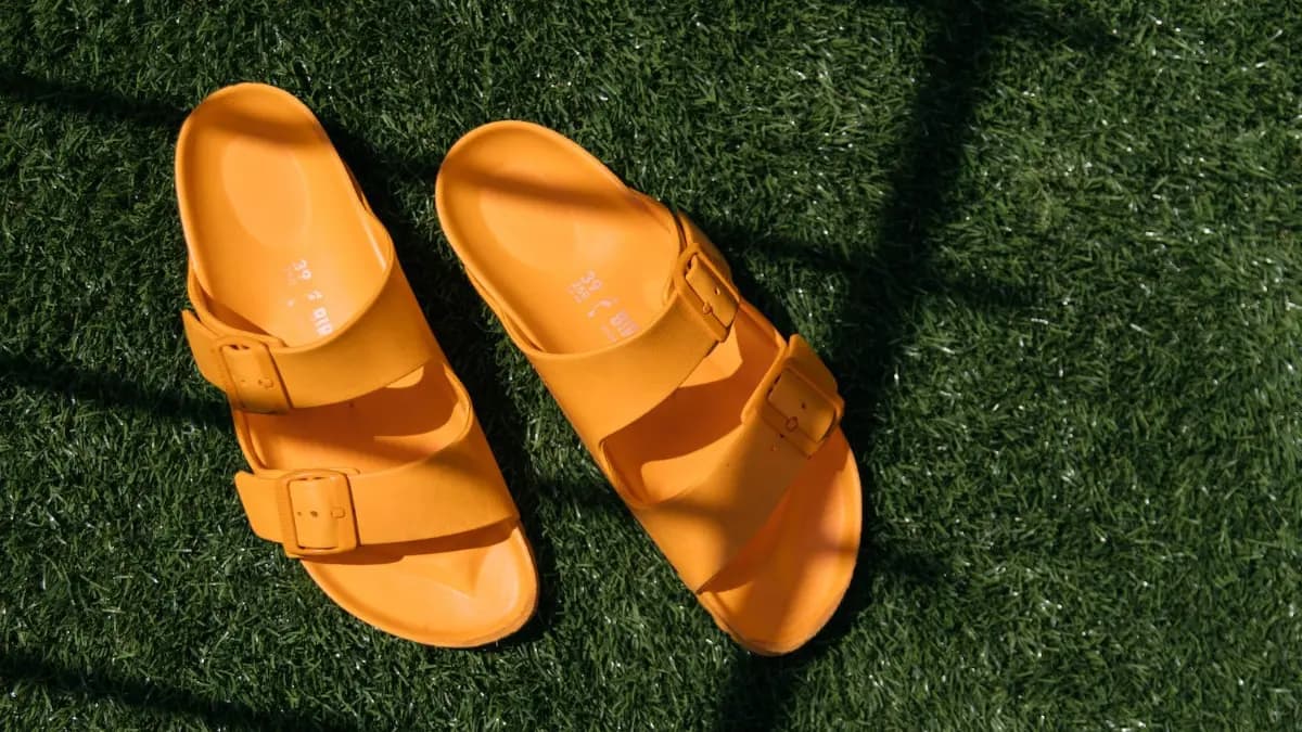 So sánh chất liệu: Dép Birkenstock EVA và da, loại nào tốt hơn? So sánh chất liệu: Dép Birkenstock EVA và da, loại nào tốt hơn?