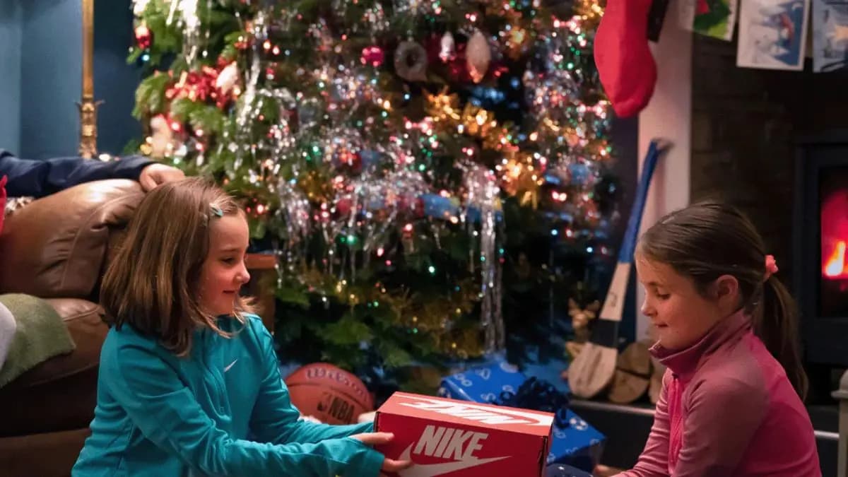 Gợi ý quà tặng Giáng Sinh Nike 2024 cho mọi đối tượng Gợi ý quà tặng Giáng Sinh Nike 2024 cho mọi đối tượng