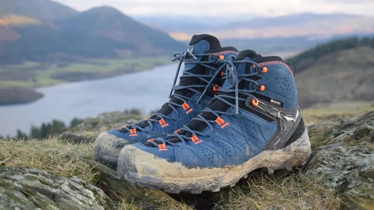 Salewa Alp Trainer 2 Mid GTX: Lựa chọn trekking ổn định, chống nước và bền bỉ Salewa Alp Trainer 2 Mid GTX: Lựa chọn trekking ổn định, chống nước và bền bỉ