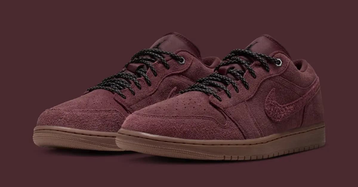 Jordan 1 Low “Dark Team Red” nổi bật với upper suede và đế gum Jordan 1 Low “Dark Team Red” nổi bật với upper suede và đế gum