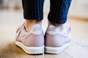Alternative view of Giày Nike Cortez Nylon 'Particle Rose' 749864-605