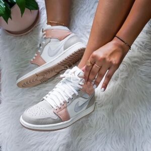 Alternative view of Giày Nike Air Jordan 1 Mid 'Milan' CV3044-100