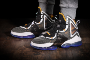 Giay Nike LeBron 19 'Graduate' CZ0203-002