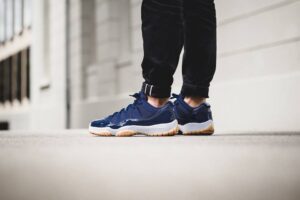 Alternative view of Giày Nike Air Jordan 11 Retro Low 'Navy Gum' 528895-405