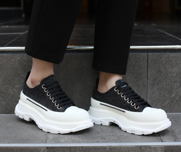 Giày Alexander McQueen Wmns Tread Slick Lace-Up 'Galaxy Black' 633902-WHW57-1027 - Hình ảnh 3